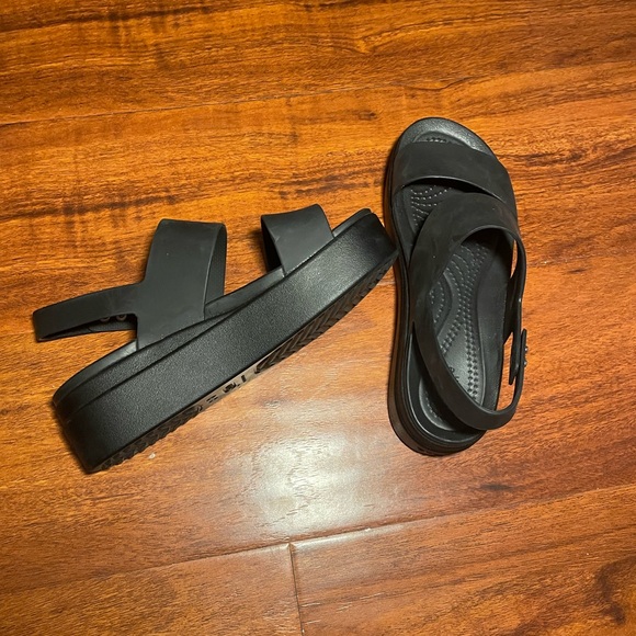 Crocs Brooklyn Low Wedge/ Size 6 - Picture 3 of 4